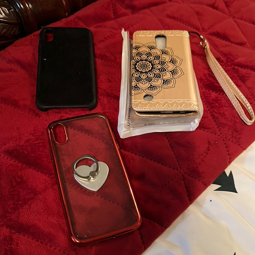 three covers Iphone's 4:00semi new and new in optimal conditions $4:00(3) $12:00